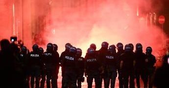 Caso Fakir, Tajani attacca su scontri Bologna: “Inconcepibili violenze”, Schlein e Conte difendono Lepore