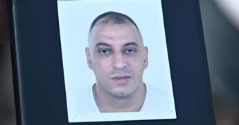 Caso Fakir, al Tg1 immagini body cam poliziotti. Legale agenti: “Contatto con altre persone”