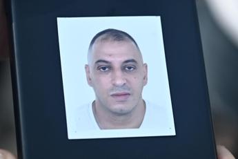 Caso Fakir, al Tg1 immagini body cam poliziotti. Legale agenti: “Contatto con altre persone”