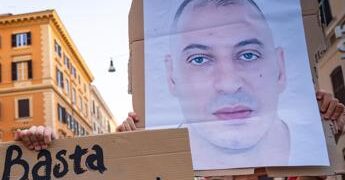 Caso Fakir, parla l’uomo che aiutò gli agenti a trattenerlo a terra: “Vivo recluso per le minacce”