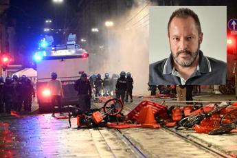 Caso Fakir, poliziotto ferito: “E’ stata guerriglia urbana, piazze sempre più violente contro le forze dell’ordine”