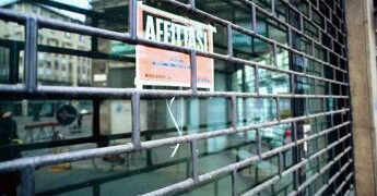 Commercio, in 7 anni -99mila negozi ma sale fatturato +25,7%