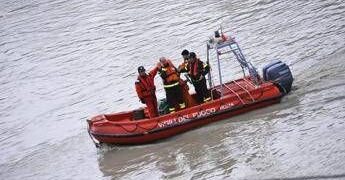 Como, si tuffa nel lago e non riemerge: recuperato senza vita corpo del turista 21enne