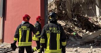 Crollo palazzina Messina, 6 dispersi: ricerche rese difficili da incendio che cova sotto le macerie