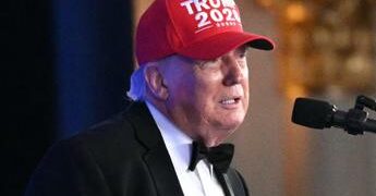 Da fake news a sindrome anti-Trump, il presidente contro i media alla cena dei corrispondenti