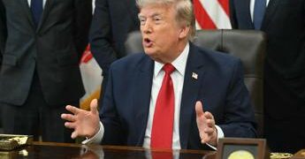 Dazi, Trump pronto a nuova guerra commerciale: nel mirino 60 paesi