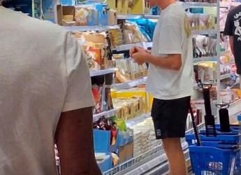 Dopo il trionfo a Wimbledon Sinner si rilassa in Sardegna e fa la spesa al discount