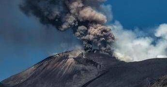 Eruzione Etna, sospesi fino alle 17 i voli in arrivo all’aeroporto di Catania