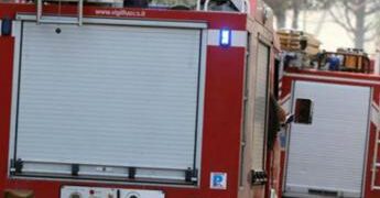 Fiamme tra Campomarino e Termoli minacciano le case, stop circolazione treni su linea Pescara-Bari
