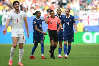 Francia-Inghilterra, gol annullato a Saka e rigore: proteste ai Mondiali