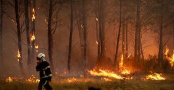 Incendi “mostruosi” in Francia e Spagna, oltre 325mila evacuati. In arrivo ondata di caldo ancora più intensa