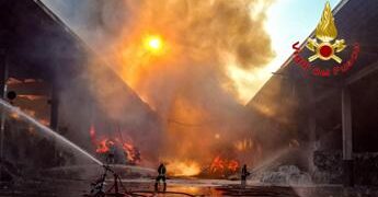 Incendio all’isola ecologica di Novate Milanese, un ferito