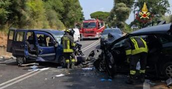 Incidente a Roma, scontro fra due auto in via Appia: un morto e due feriti