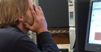 Intelligenza artificiale, il ‘nuovo’ stress dei lavoratori: “Addestriamo chi ci sostituirà”
