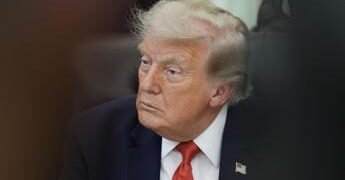 Iran, Trump insiste: “Colpiremo molto duramente, ora è il nostro turno”