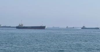 Iran, nuovi attacchi Usa: colpiti obiettivi militare. Teheran blocca petroliere a Hormuz – Diretta