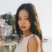 Jennie torna con il nuovo singolo ‘Less Than a Lover’: il racconto di un amore estivo