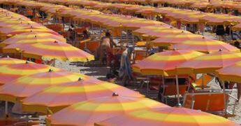Latina, apre il costume a un bimbo e lo palpeggia in spiaggia: arrestato 79enne