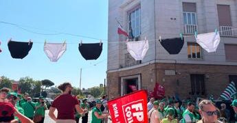 Lavoratori sanità privata e Rsa in presidio per il contratto: “Ci avete lasciato in mutande”