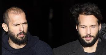 L’influencer della ‘manosfera’ Andrew Tate e il fratello Tristan arrestati a Miami