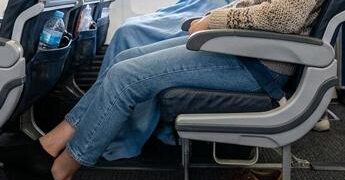 Lunghi viaggi in aereo? Guai a togliere le scarpe: i consigli anti trombosi