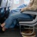 Lunghi viaggi in aereo? Guai a togliere le scarpe: i consigli anti trombosi