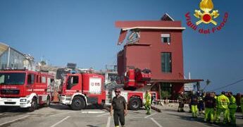 Messina, crolla edificio: vigili del fuoco cercano sei dispersi tra le macerie