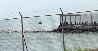 Migranti, a Ceuta la peggior crisi dal 2021