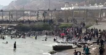 Migranti, fonti Palazzo Chigi: “Governo valuta sospensione Schengen con la Spagna”