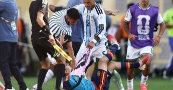 Mondiali, follia Paredes dopo finale: rissa ed espulsione. E Otamendi litiga con Rodri