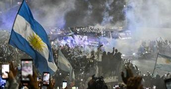 Mondiali, l’Argentina rientra a Buenos Aires senza festa e senza Messi dopo il ko in finale