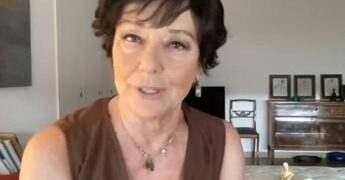 Monica Guerritore, la confessione: “Ho finito oggi la chemio, l’amore è tutto in questi momenti”