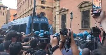 Morto ammanettato a Bologna, coro “assassini” e tensioni tra agenti e corteo: polizia usa idranti e lacrimogeni