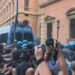 Morto ammanettato a Bologna, coro “assassini” e tensioni tra agenti e corteo: polizia usa idranti e lacrimogeni