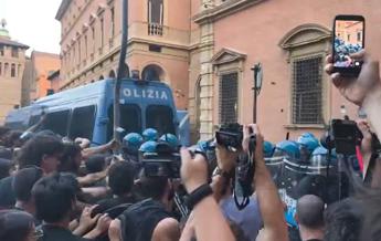 Morto ammanettato a Bologna, coro “assassini” e tensioni tra agenti e corteo: polizia usa idranti e lacrimogeni