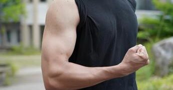Muscoli forti anche invecchiando? Si può, ecco come avere l’effetto Braccio di ferro