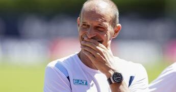 Napoli, “chi non salta juventino è”. E Allegri non salta
