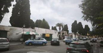 Napoli, spara e ferisce l’ex moglie al cimitero: 71enne arrestato
