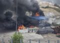 No Tav, assalto al cantiere in Val di Susa: bruciate 2 camionette dei carabinieri. Meloni: “Attacco allo Stato”