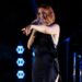 Noemi, paura durante concerto: cade dal palco e finisce in ospedale