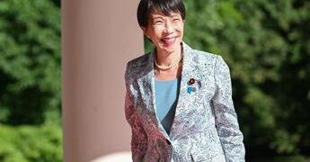 “Non dormo mai e lavoro sempre”, il post della premier giapponese diventa un caso politico