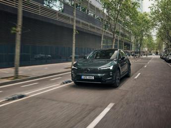 Nuova Volvo EX60: al via le prime consegne del SUV elettrico da 810 km