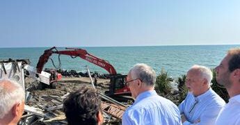 Ostia, via alla demolizione dello stabilimento dei vip. Gualtieri: “Il mare di Roma cambia volto”
