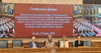 Pediatri: “No a dispositivi digitali sotto i 3 anni”, prima proposta di legge