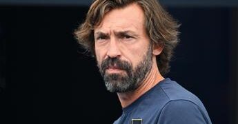 Pirlo bocciato e la bufera per il caso Russia, da Abodi a La Russa: la politica giudica il pallone