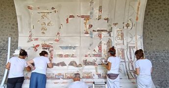 Pompei restituisce il soffitto dionisiaco di una sala da banchetto della Regio IX