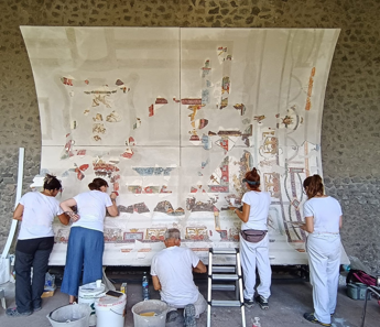 Pompei restituisce il soffitto dionisiaco di una sala da banchetto della Regio IX