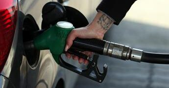 “Quasi 200mila sterline di carburante rubato al giorno”, la ‘risposta’ degli inglesi al caro benzina