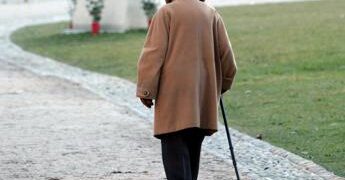 Ruba 115mila sterline, per restiuirle deve… vendere casa: la storia di una bisnonna