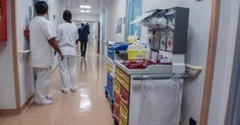 Sanità, intesa sul contratto: “Aumento di 240 euro al mese per gli infermieri”